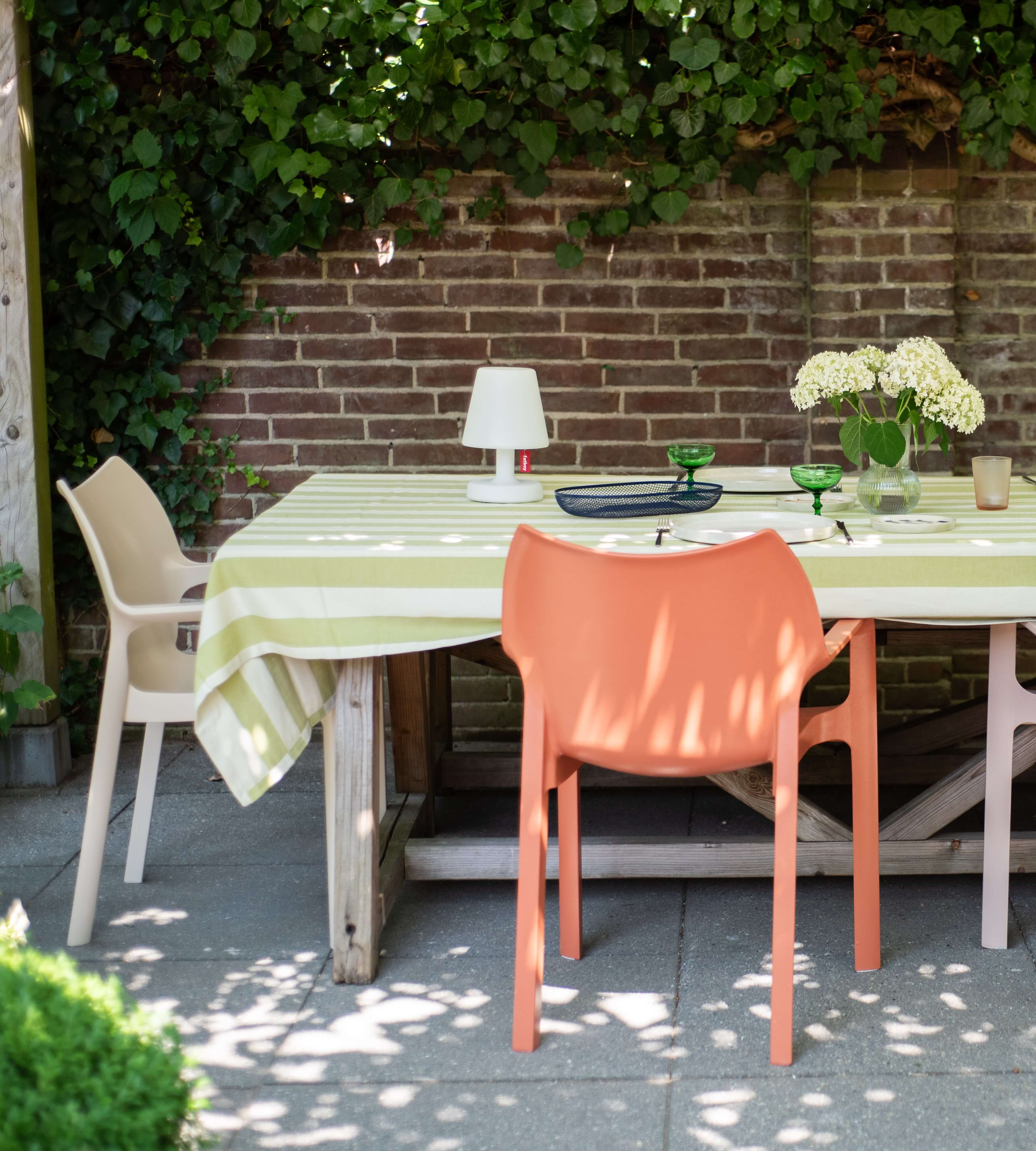 Table de jardin : peut-on peindre une table de jardin en plastique ?
