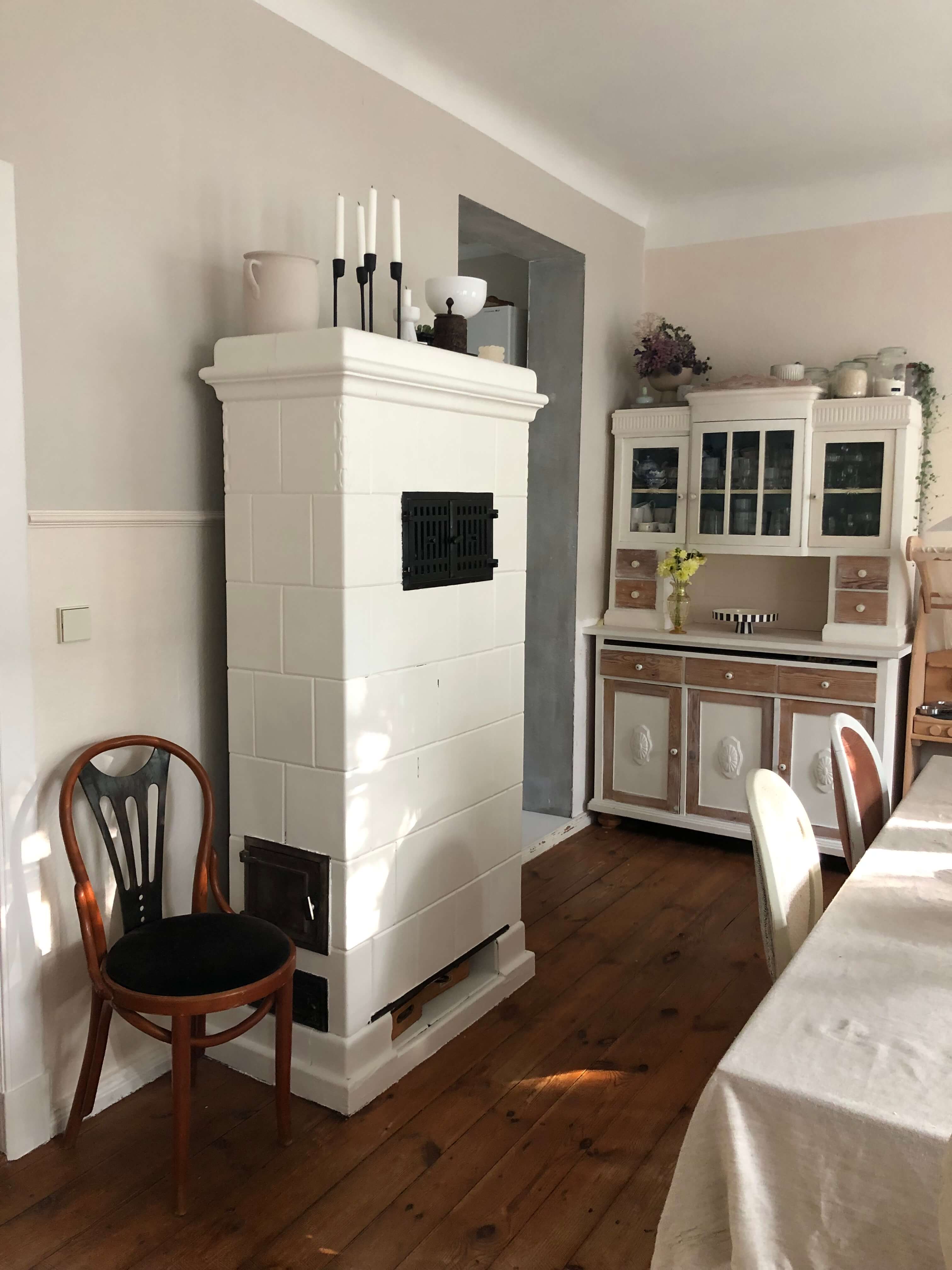 Painting a tiled stove & fireplace: Instructions from MissPompadour