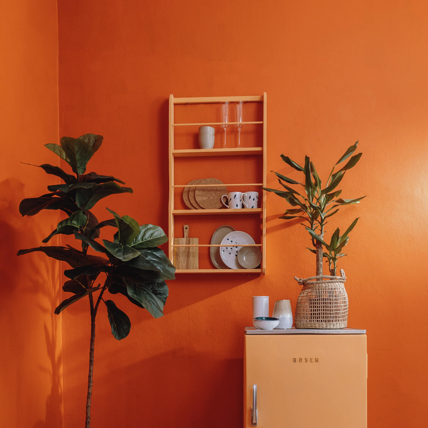 MissPompadour Orange with Goldfish - The Valuable Wall Paint 1L