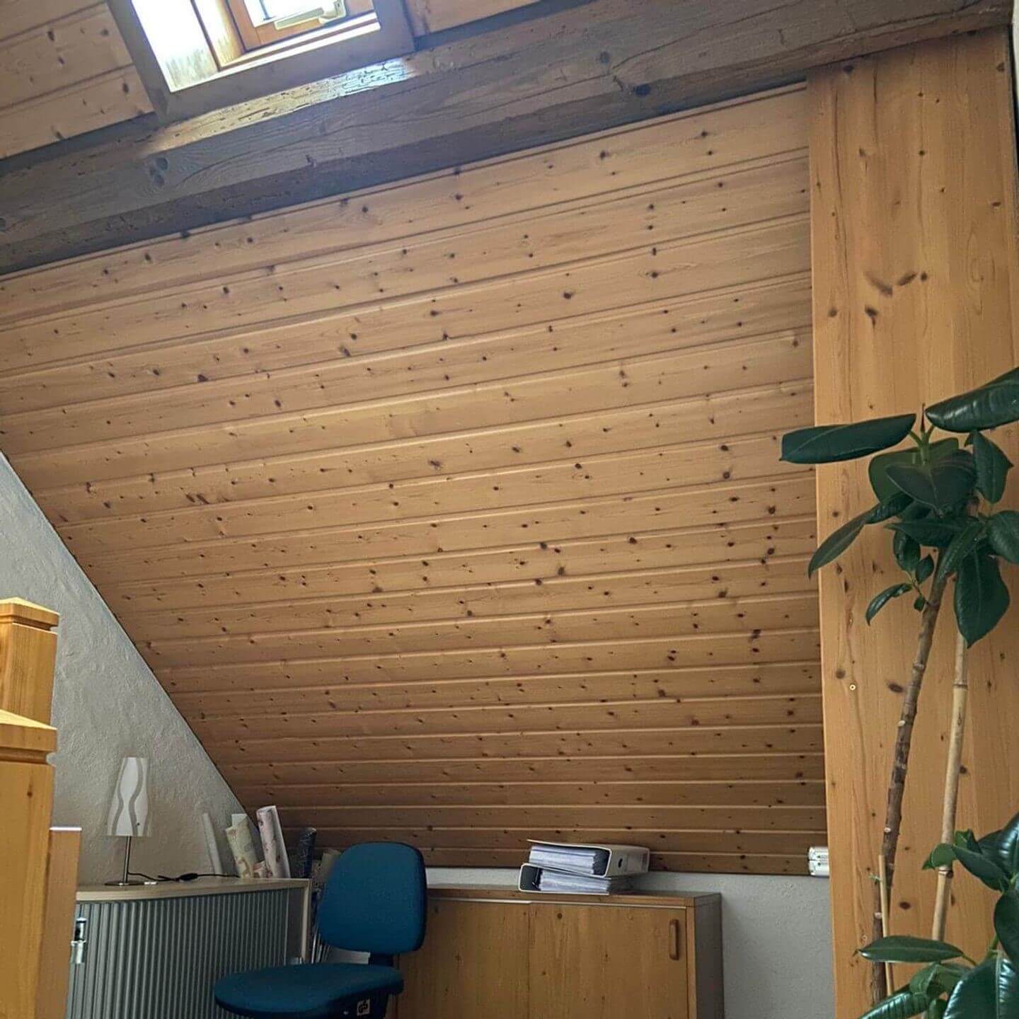 Holzdecke mit Kreidefarbe streichen Ganz ohne tropfen