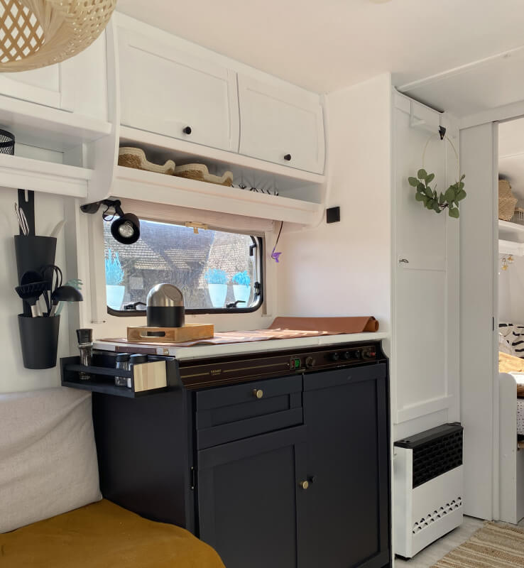 Cuisine De Table De Camping-car Dans Un Intérieur De Camping-car Moderne