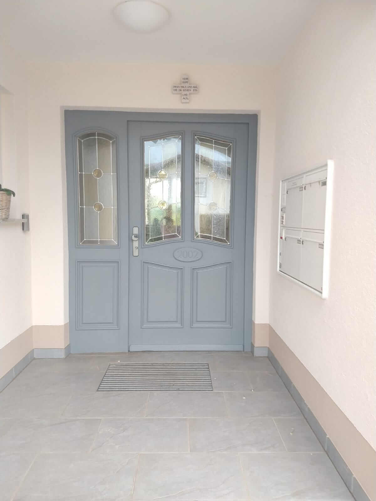 Painting the front door with chalk paint Beautifying the home