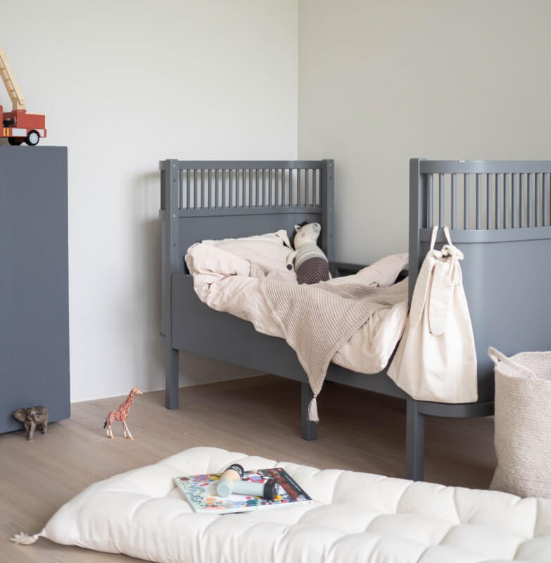 Painting the baby cot How to do it MissPompadour