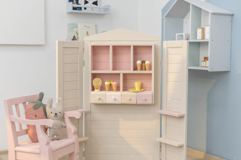 Painting children's toys with LittlePomp MissPompadour